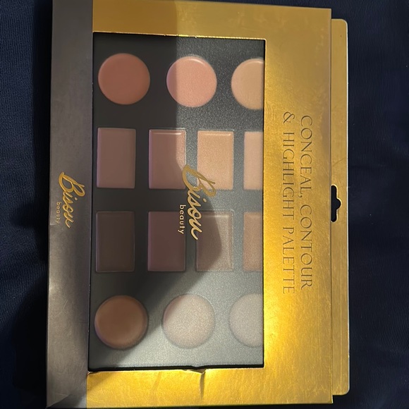 Makeup kit with 15 colors. - Picture 1 of 2